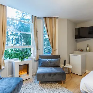 Sylish Studio Close To Station Apartment